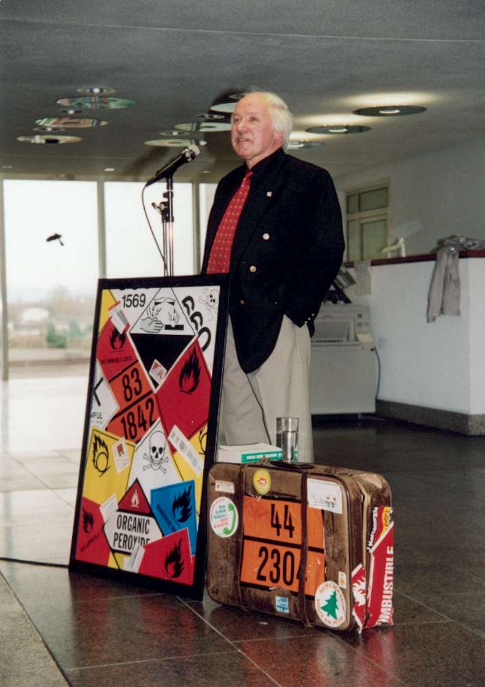 Abschied mit Koffer.JPG (68KB)