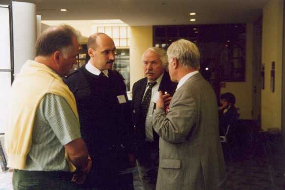 Wichtig bei Seminaren sind immer wieder die Pausengespräche: Von links nach rechts Eduard Hamersky (Wien), Lang (Wasserschutzpolizei Bonn), Klaus Ridder und Dr. Dieter Hempel (PTB)