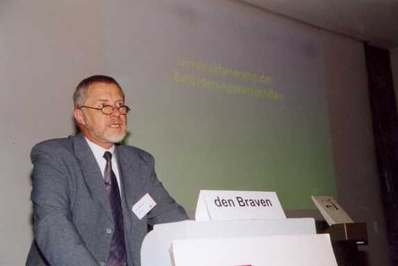 Klaas den Braven, der Vater des ADNR 95 und auch des ADNR 2003 referierte über das umstrukturierte ADNR und ADN. Das ADNR soll am 1. Januar 2003 mit sechsmonatigen Übergangsregelungen in Kraft treten.