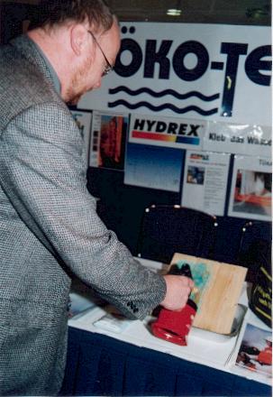 Eine gro�e Fachausstellung rundete das Programm der 10. M�nchner Gefahrguttage ab. Hier wird demonstriert, dass ein �Aufsaugmittel� nicht entz�ndbar ist.   (24 KB)